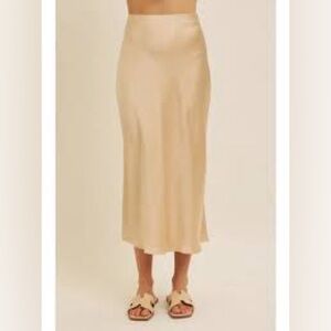 By Together Pearl Satin Elastic Waist Midi Skirt worn but
Looks new; comfortable